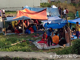 首都カトマンズの屋外で避難生活を送る人々