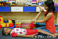 「障がい児センター」で足の筋肉収縮のリハビリを受ける子ども / ©プラン・ジャパン