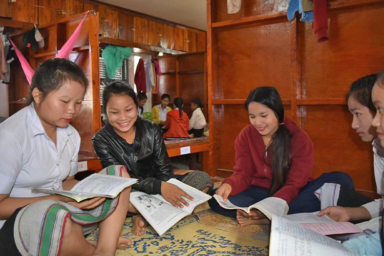 新しい学生寮で宿題をする女子生徒 / ©プラン・インターナショナル