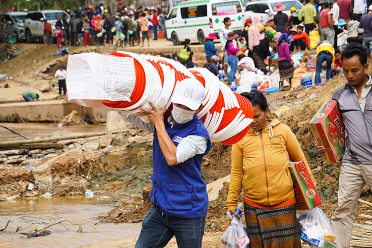 支援物資を運ぶプラン職員 / ©プラン・インターナショナル