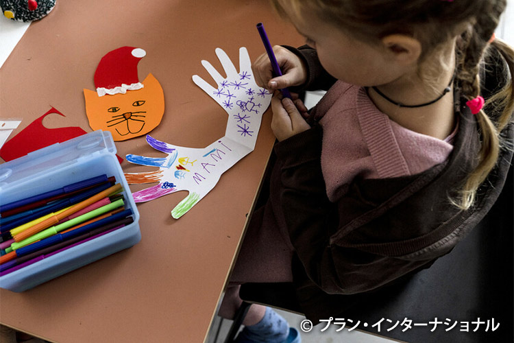 写真：幼児教育センターでお絵描きをする女の子