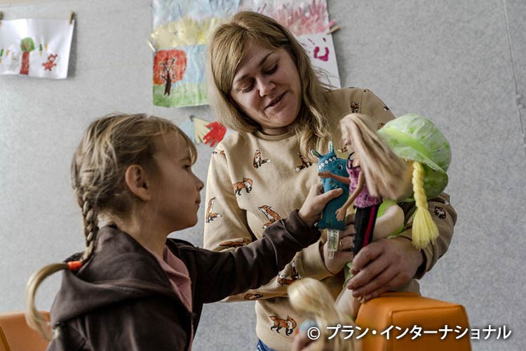 写真：幼児教育センターで過ごす5歳の女の子（ポーランド）