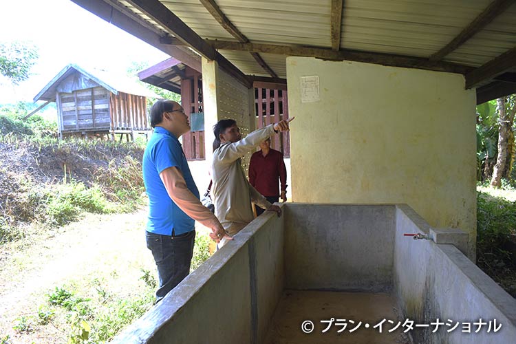 写真：ひびが入り使えない学校の貯水槽