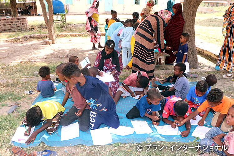 写真：国内避難民キャンプの子どもひろばで絵を描く子どもたち（白ナイル州）