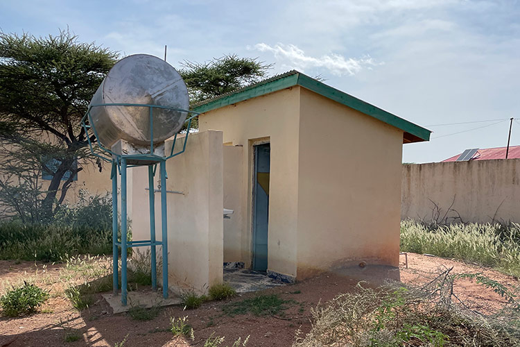 学校に建設した女子トイレと貯水タンク