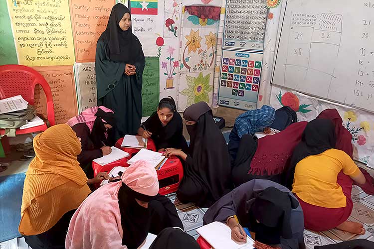 識字クラスで真剣に学ぶ女性たち / ©プラン・インターナショナル