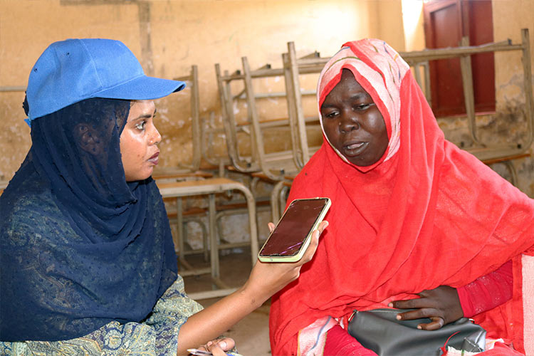 物資支給と同時に聞き取り調査も行う（スーダン） / ©プラン・インターナショナル