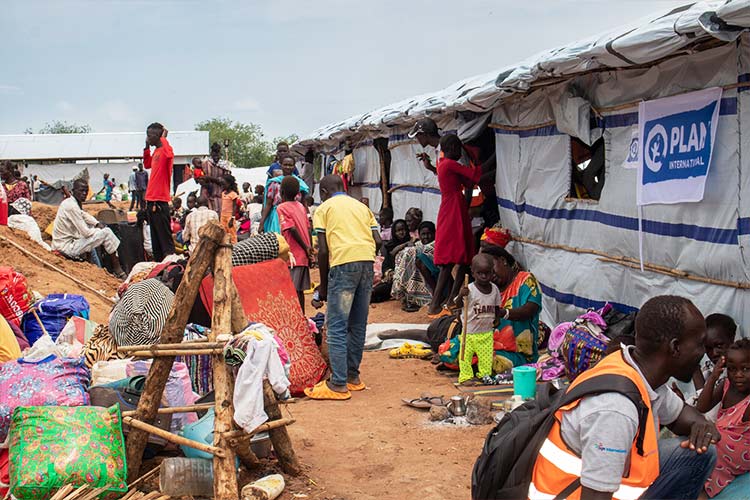 難民キャンプに仮設シェルターを設置（南スーダン） / ©プラン・インターナショナル