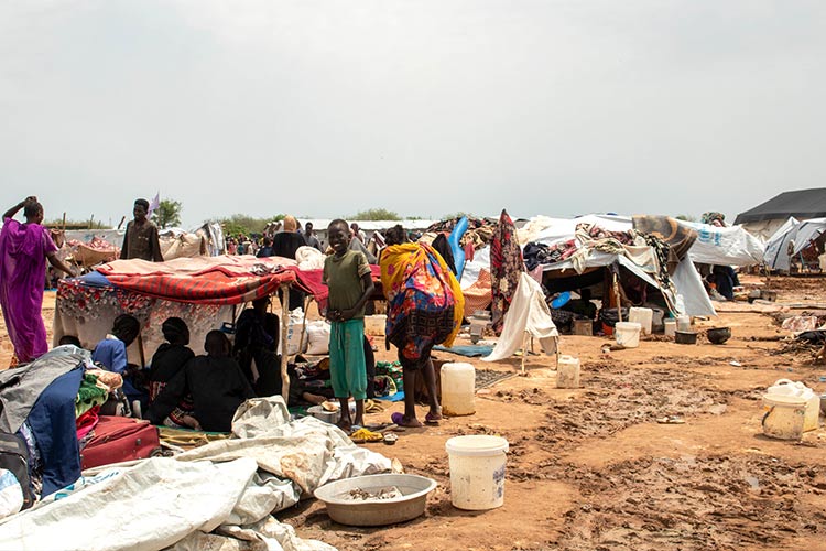 大勢の人々で混み合うトランジットセンター（一時保護施設）（南スーダン）/ ©プラン・インターナショナル