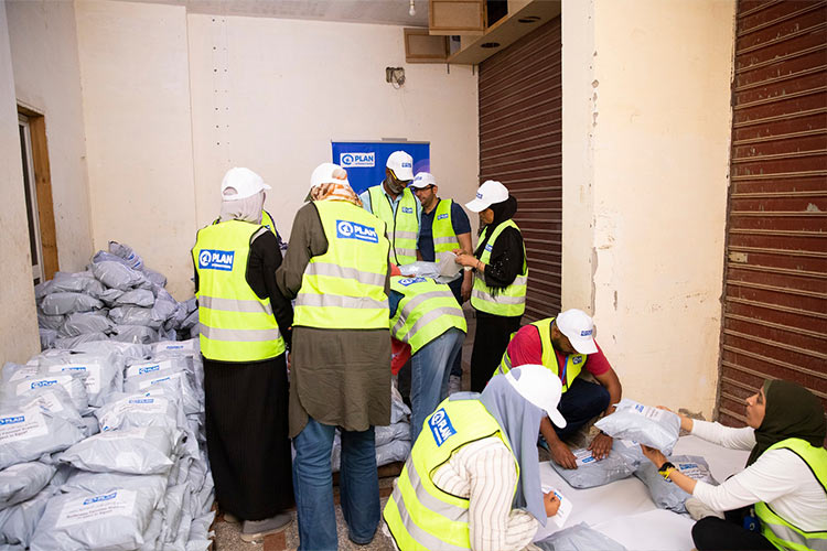 配布物資の準備。危機発生の直後から支援を開始（エジプト） / ©プラン・インターナショナル