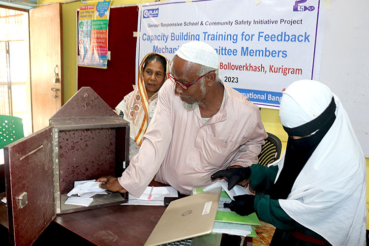 フィードバックメカニズムについて研修を受ける教師たち（バングラデシュ） / ©プラン・インターナショナル