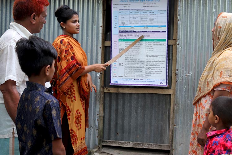 一軒ずつ訪問し世帯別防災計画をシミュレーションする女の子（バングラデシュ） / ©プラン・インターナショナル
