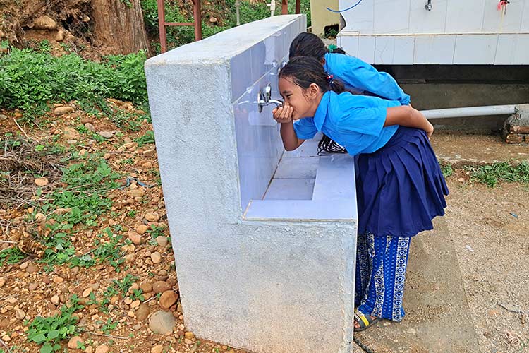  プロジェクトで設置を支援した水飲み場を使う女の子たち（ネパール） / ©プラン・インターナショナル