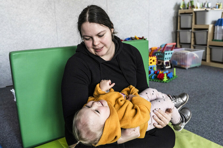 プランが支援する幼児教育センターで娘と遊ぶ母親（ポーランド） / ©プラン・インターナショナル