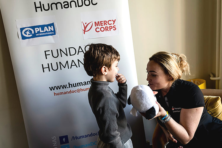 発話療法を受ける避難民の男の子（ポーランド） / ©プラン・インターナショナル