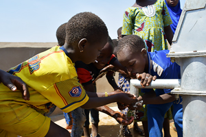 完成した井戸の水を使う子どもたち / ©プラン・インターナショナル