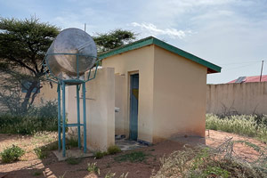 学校に建設した女子にトイレと貯水タンク