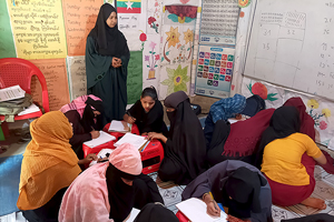 識字クラスで真剣に学ぶ女性たち / ©プラン・インターナショナル
