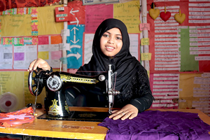 課外活動でミシンの使い方を習う女性たち / ©プラン・インターナショナル