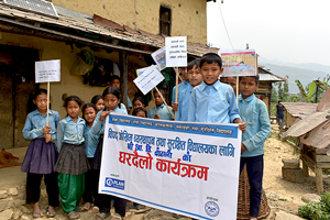 防災啓発のために戸別訪問キャンペーンを行う子どもたち（ネパール） / ©プラン・インターナショナル