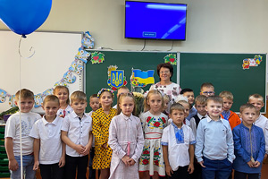 修復した教室で新学期を祝う児童たち（ウクライナ） / ©プラン・インターナショナル