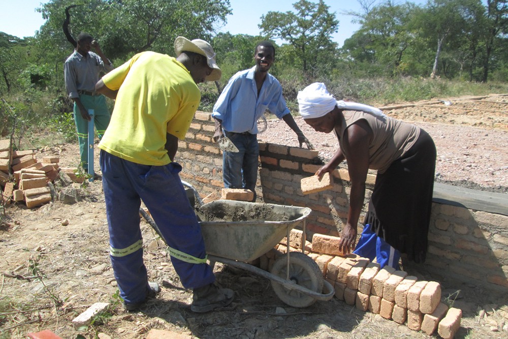 地域の人々も率先して建設を手伝いました / ©プラン・インターナショナル