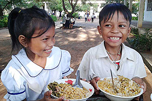 おいしい給食に笑顔があふれる子どもたち / ©プラン・インターナショナル