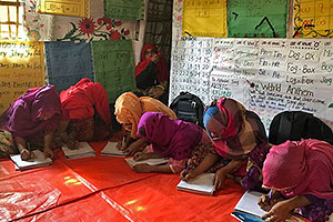 プランの教育施設で学ぶ女の子たち（バングラデシュ） / ©プラン・インターナショナル
