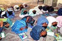 学校防災委員会のメンバーの避難訓練（パキスタン） / ©プラン・インターナショナル
