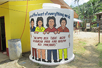 新設した給水タンク。健康は清潔な水と環境からと啓発しています / ©プラン・インターナショナル