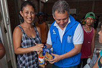 食料品を受け取る被災者 / ©プラン・インターナショナル