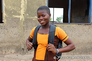 写真：新しい通学かばんを背負って緊張した面持ちの女の子