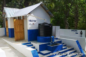 写真：学校に建設された男・女・障がい者別トイレ