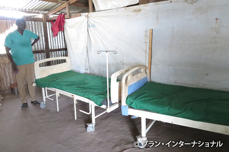 写真：難民キャンプの仮設診療所の床は砂のまま（スーダン）