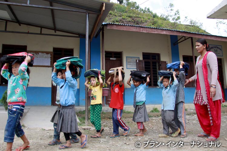 写真：子どもたちも真剣に参加する避難訓練　(ネパール)