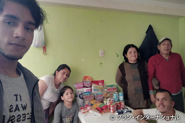 食料支援を受けた避難民一家。狭いアパートに身を寄せ合う
