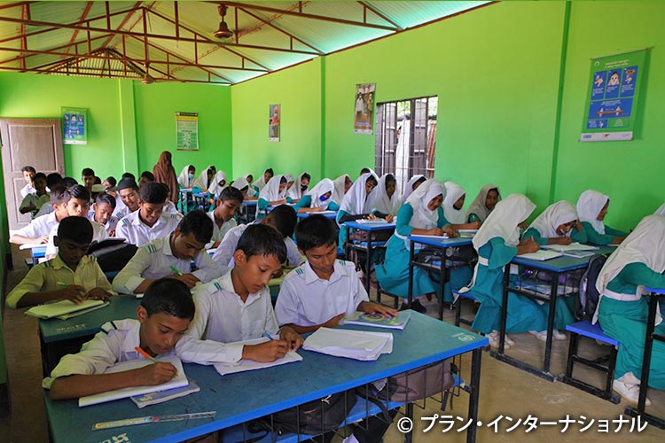 写真：新しい教室で学ぶ生徒たち