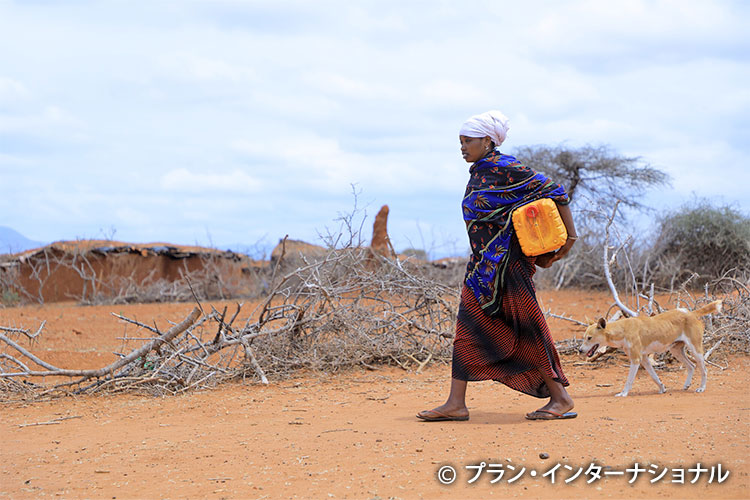 写真：毎日1時間以上歩いて水汲みにいく女の子（エチオピア）