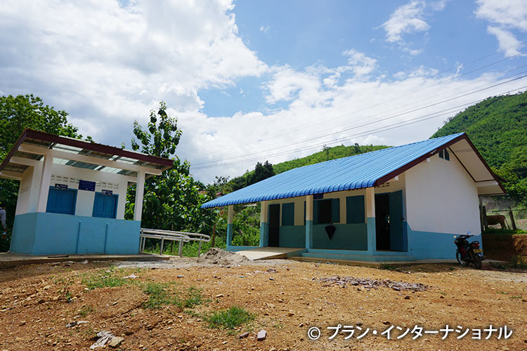写真：建設した幼稚園の教室と衛生設備