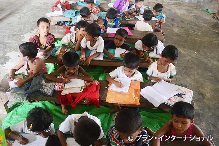 画像：勉強する少数民族の子どもたち（ミャンマー）