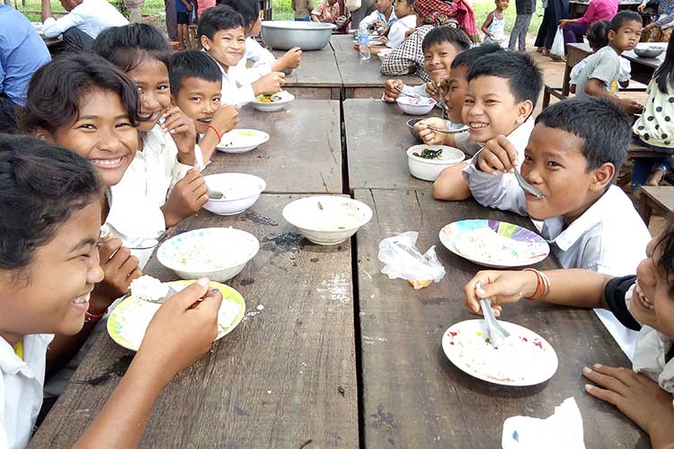「地域主導型の小学校給食」プロジェクト（カンボジア）