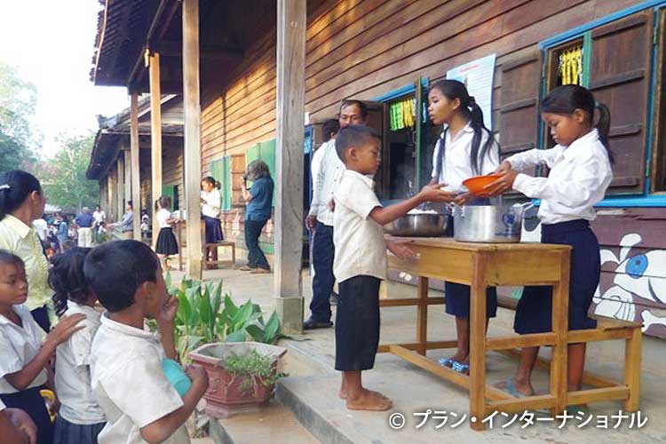 画像：「地域主導型の小学校給食」プロジェクト（カンボジア）