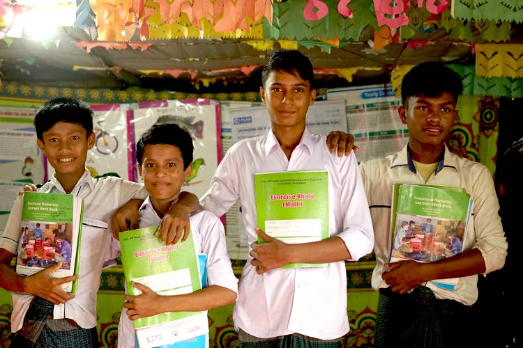 写真：ロヒンギャ難民の識字教育」プロジェクト
