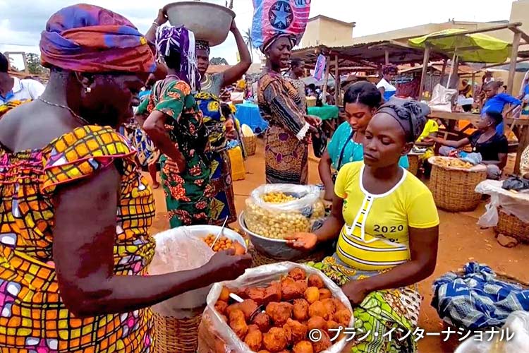 写真：市場で手作りの商品を売る母親たち