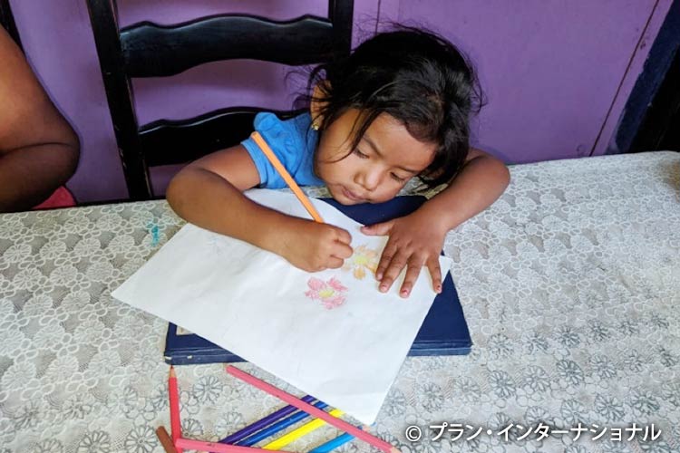 写真：家でお絵描きする女の子（ニカラグア）