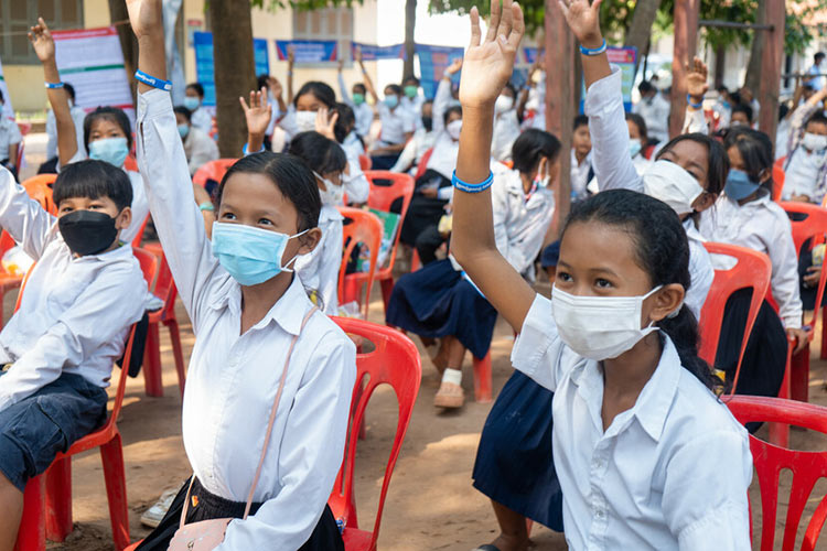 子どもの権利と保護について教師と生徒がともに学ぶ（カンボジア）