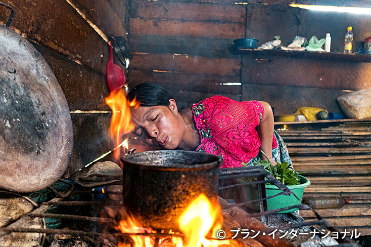 写真：薪で調理をする女性