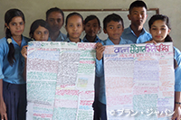 壁新聞を通じて情報発信をする子どもクラブのメンバー / ©プラン・ジャパン