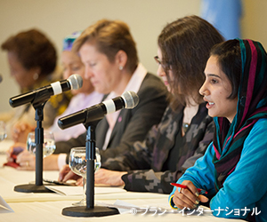 写真：国際会議で発言する女の子（パキスタン）