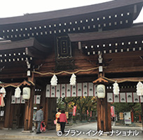 写真：威厳ある佇まいの湊川神社・正門